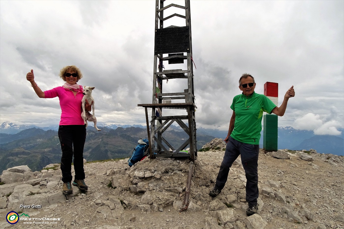 80 Alla croce di vetta del Pizzo Arera (2512 m).JPG
